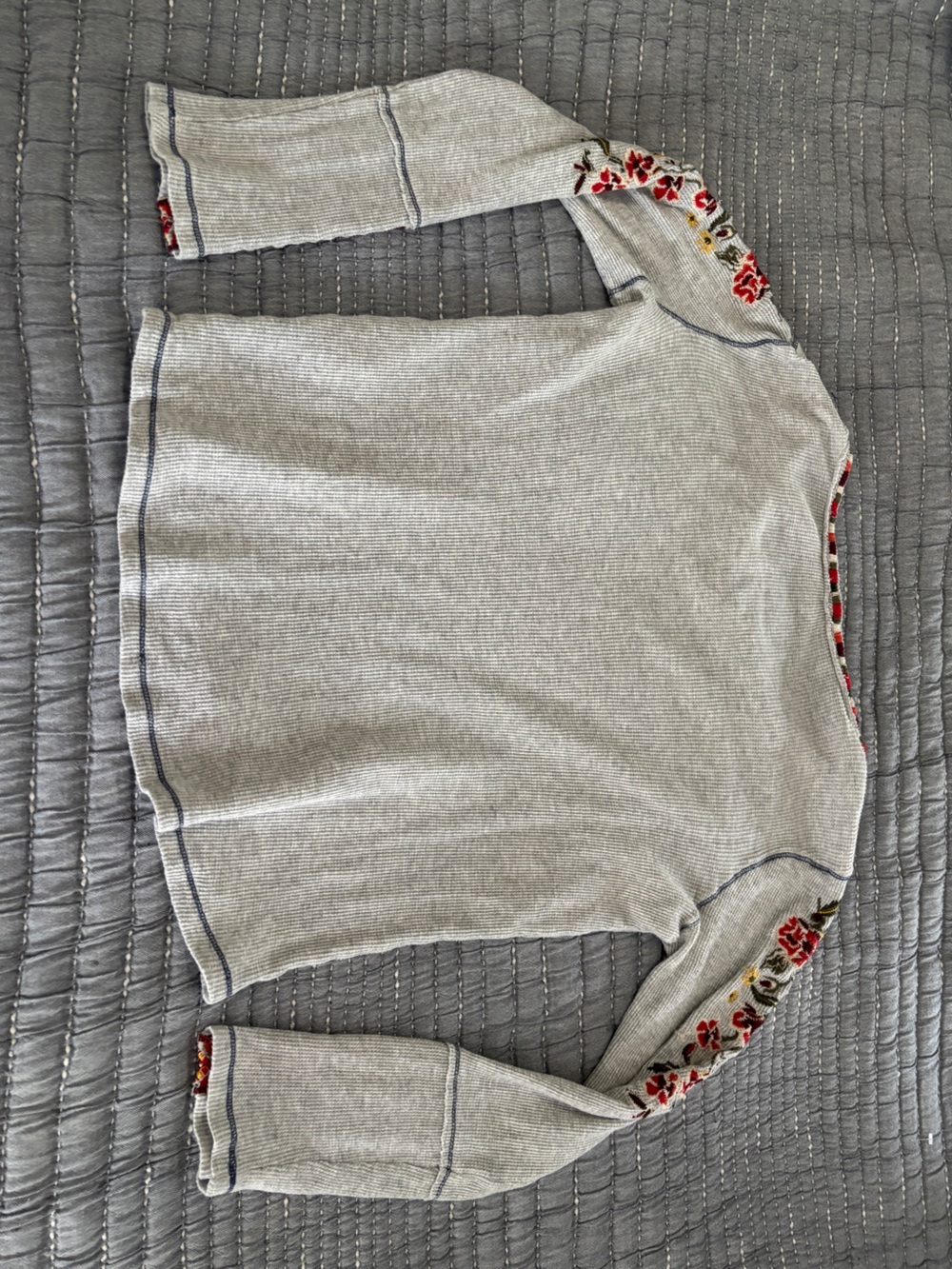 Sundance Embroidered Thermal Top Gray - Size Medium - Picture 8 of 8